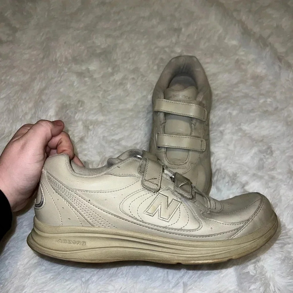 New Balance 577 Tan Men’s Walking Shoe Velcro detail size 9 - Picture 4 of 7